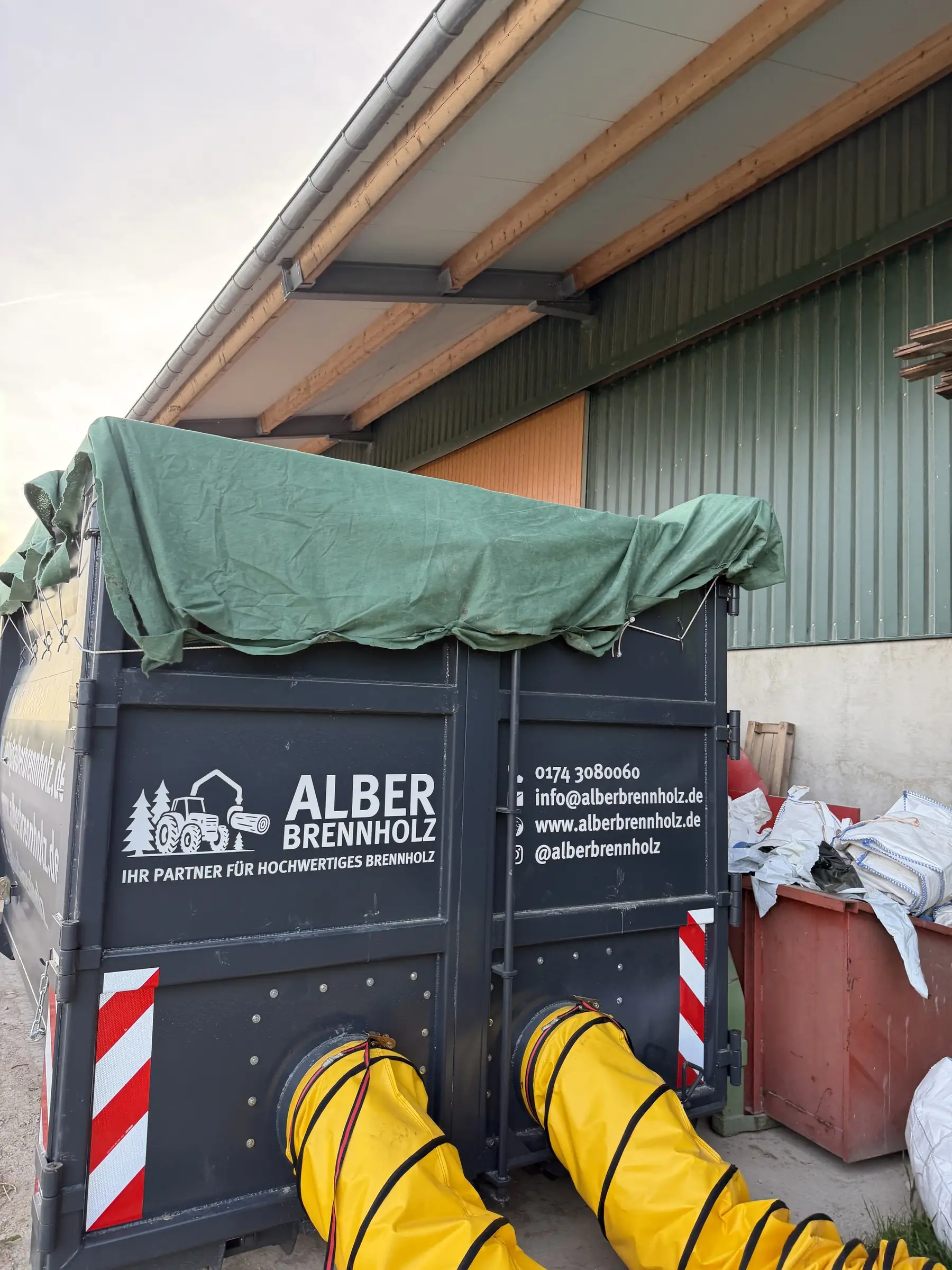 Trocknungscontainer mit angeschlossenem Warmluftgebläse